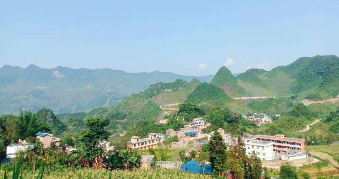 出生于2000年,目前就读于云南民族大学,我的家乡是云南麻栗坡八布乡