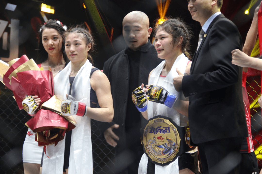 为了这次的金腰带争夺战,董华香在11月离开上海pi回到成都恩波格斗