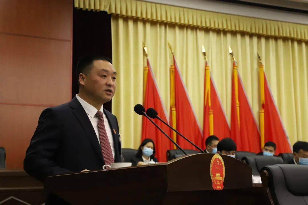 在热烈的掌声中,县人民政府县长管庆良向大会作《修文县人民政府工作