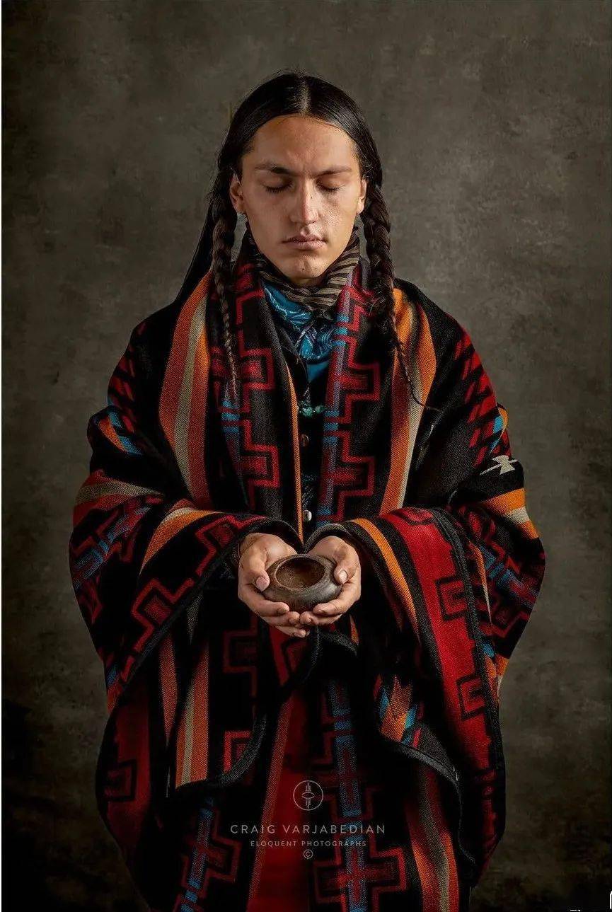 摄影师镜头下:绚丽多彩的印第安传统服饰_craig