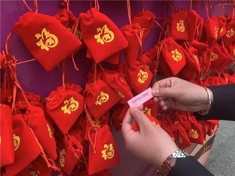 巨幅福袋墙内每一个福袋装了礼品券 每个福袋都有不