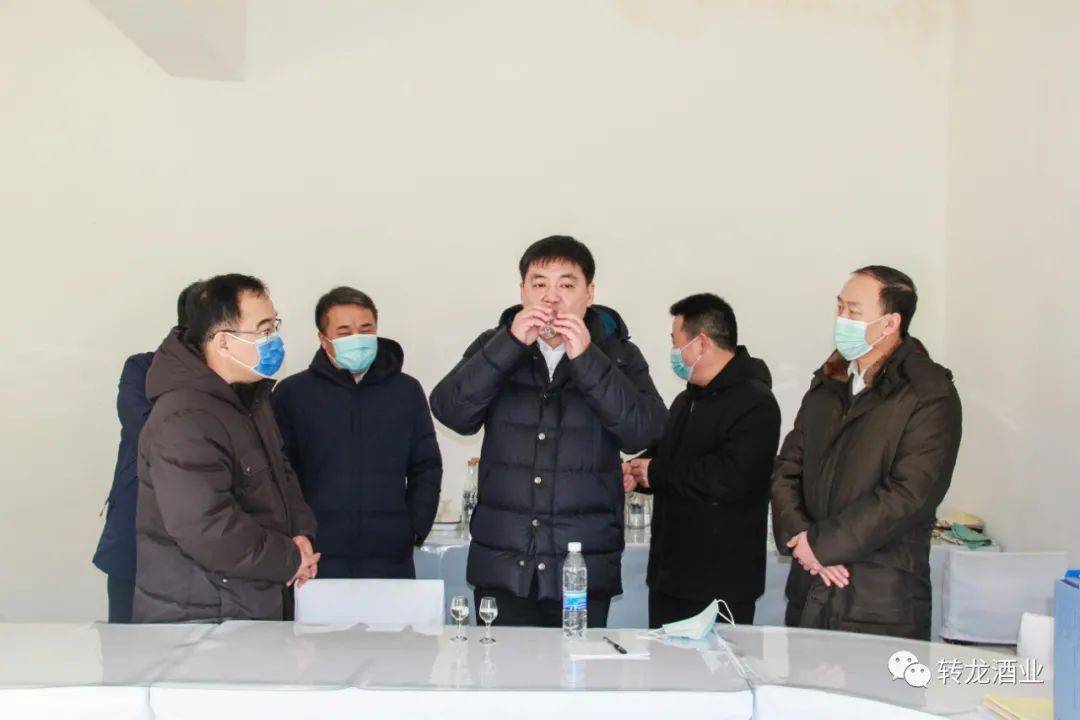 包头市委常委市政府党组成员邢征一行深入转龙酒业调研品牌建设发展