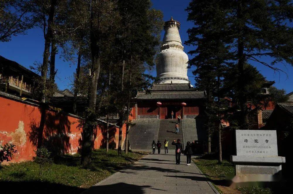 30五台山十大特色寺院之一,以石雕牌楼和砖雕影壁 代表佛家建筑精华