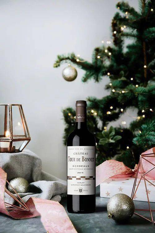 葡萄皮的发酵与浸泡为酒液添上了一层"红色"的面纱,经过岁月的陈酿后