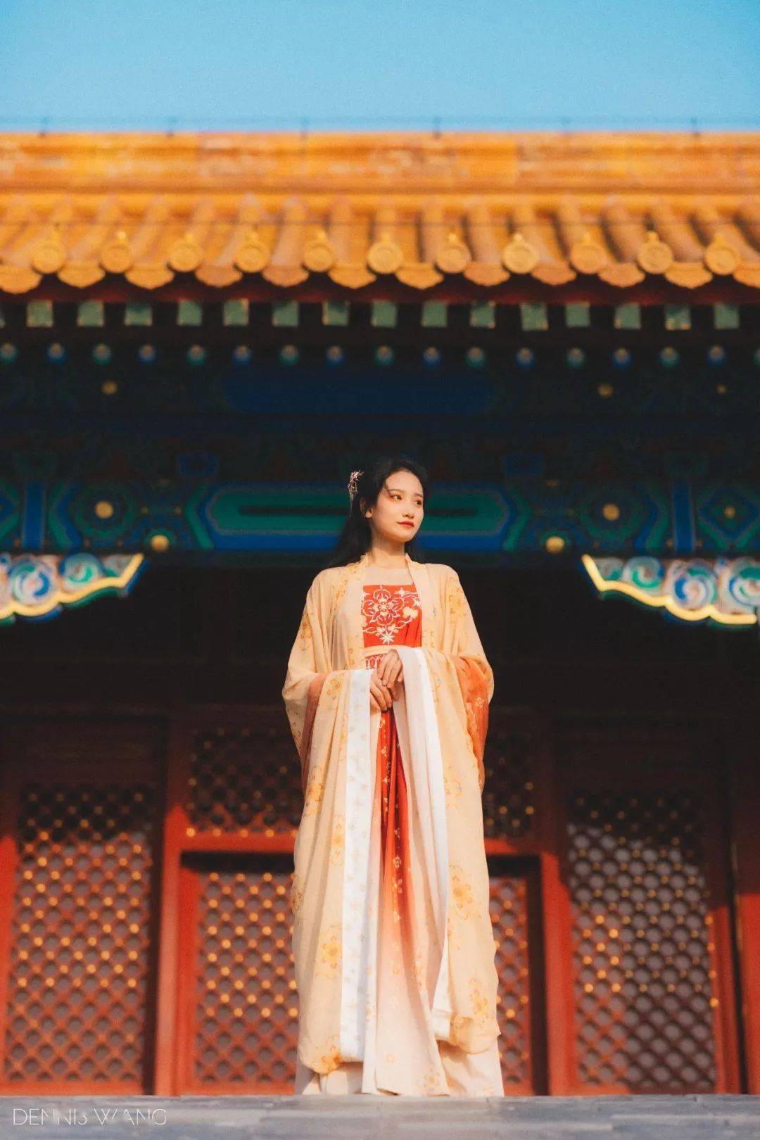 李沐瑶当天身着的便是唐朝的诃子裙——朱红抹胸,藕色罩衫,酒红的披帛