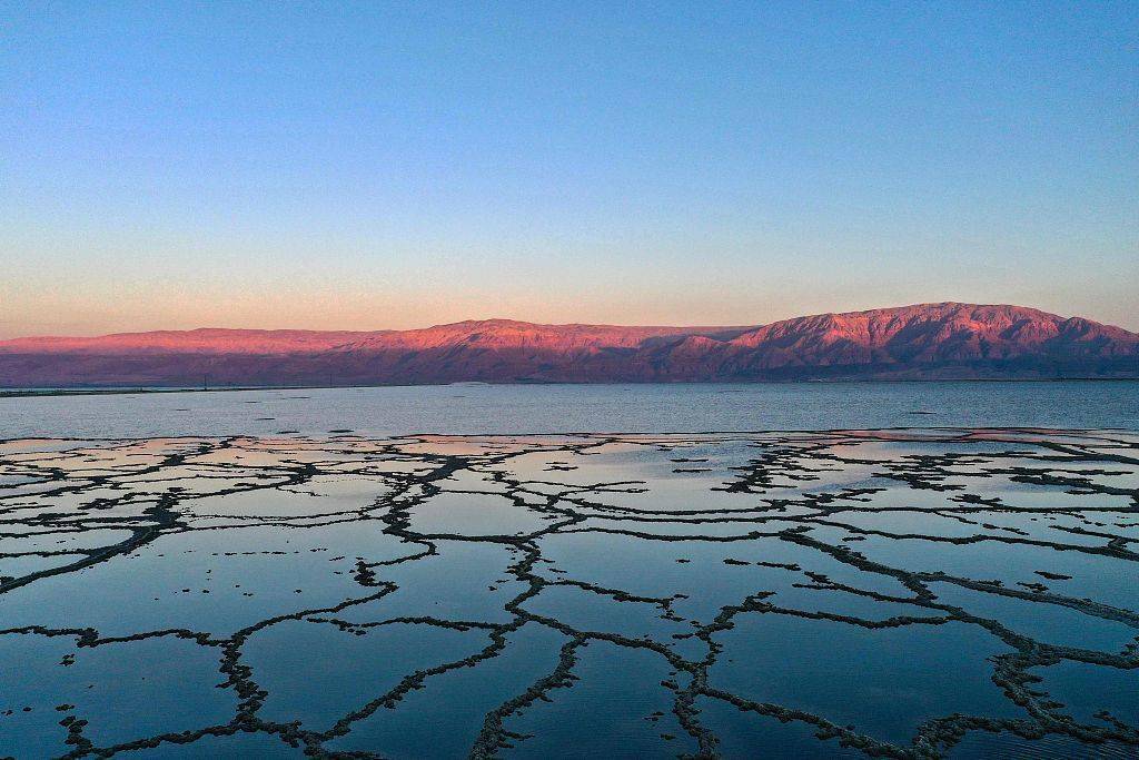 航拍死海蒸发池好似天然画作