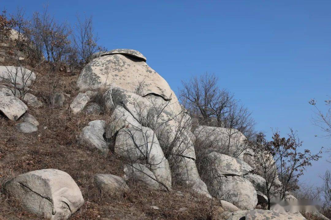 玉皇庙村往北,沿着宽敞的砂土施工作业路,曲曲弯弯翻过几座山(雷神垛