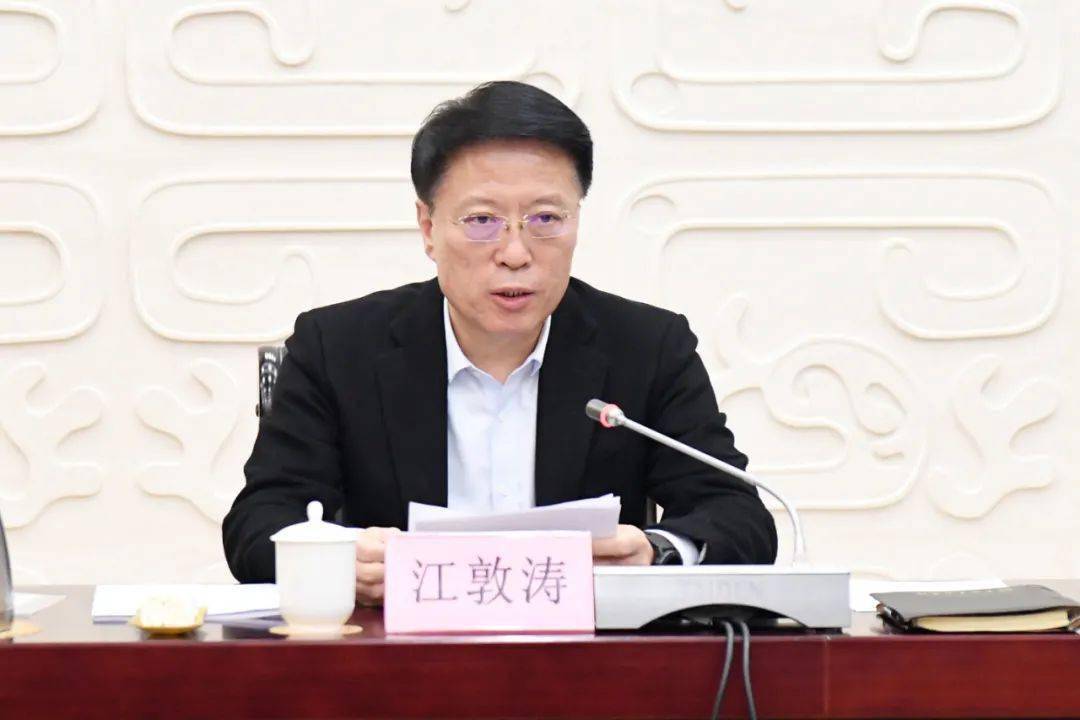 淄博军分区党委第一书记江敦涛出席会议并讲话;市领导毕司东,王铁军