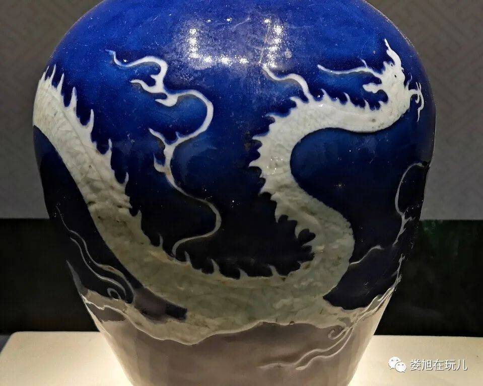 霁蓝釉白龙纹梅瓶