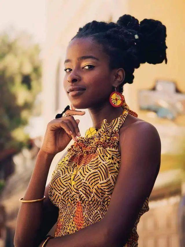 节奏优美22岁哈佛女孩在拜登就职典礼上朗诵自创诗歌外媒评论她偷走了