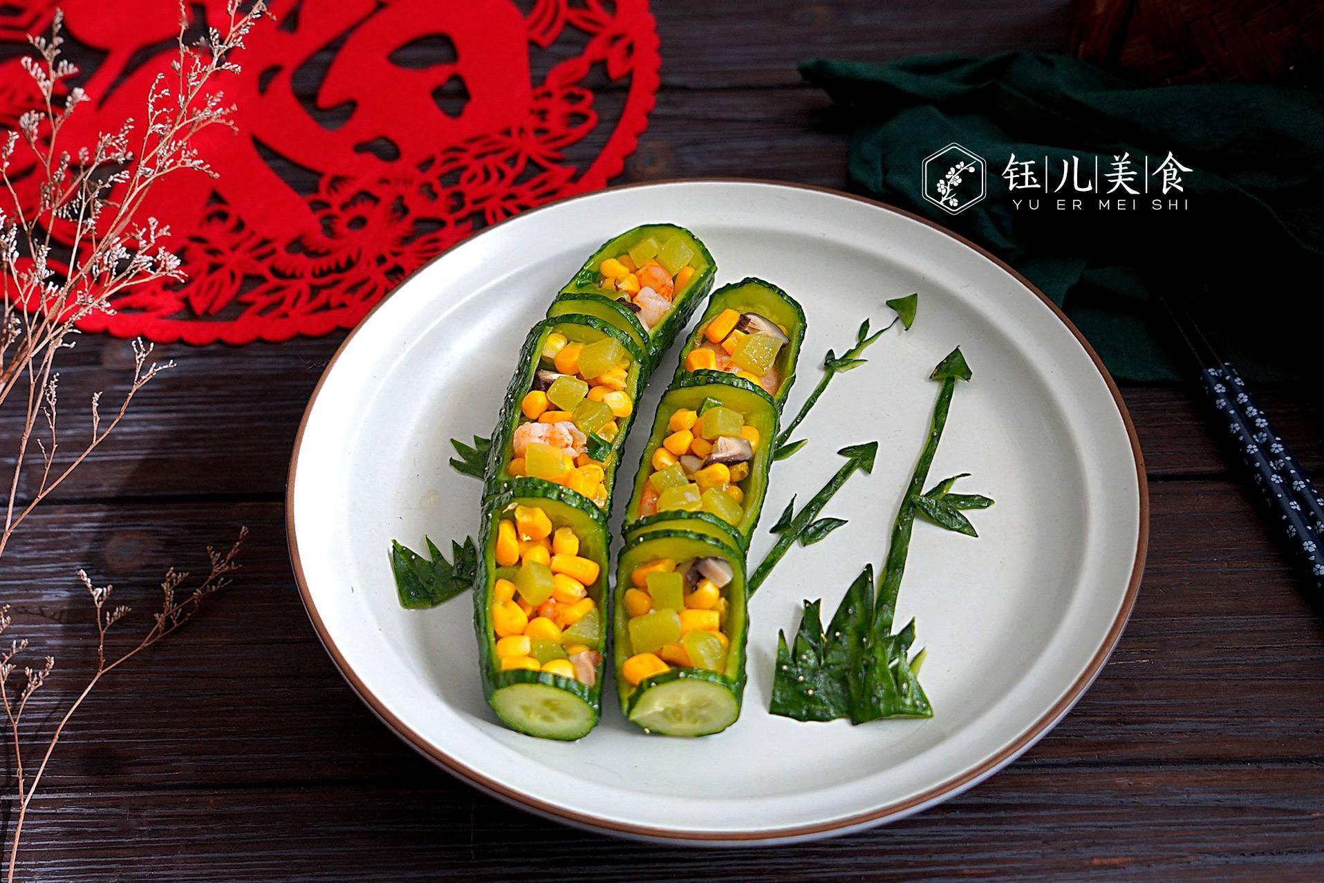 虾仁炒玉米这道菜肴非常讲究摆盘,运用了黄瓜的雕刻做成食器,装上炒好