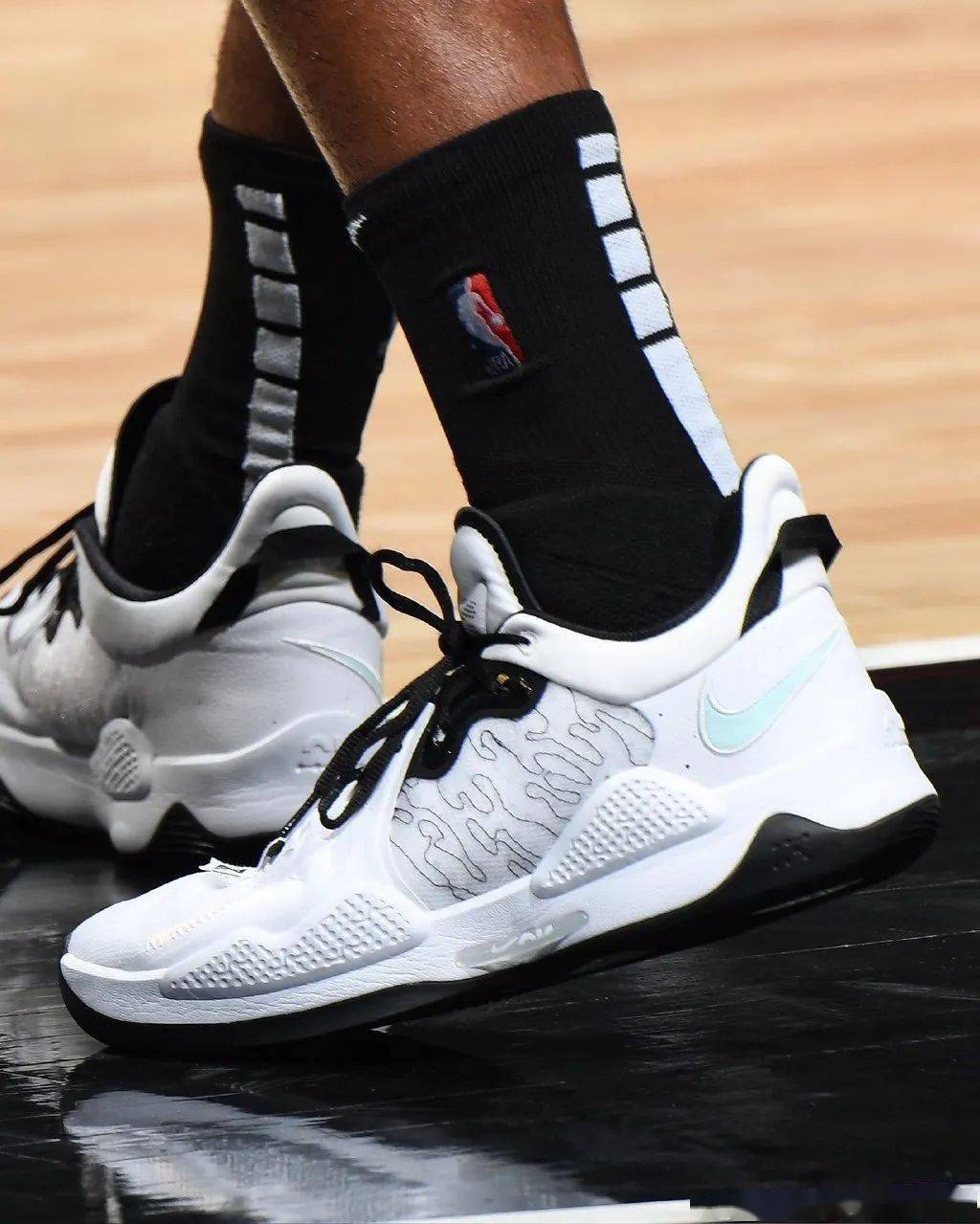球星上脚 | 拉文穿dame7!格里芬这双很白金!_nike