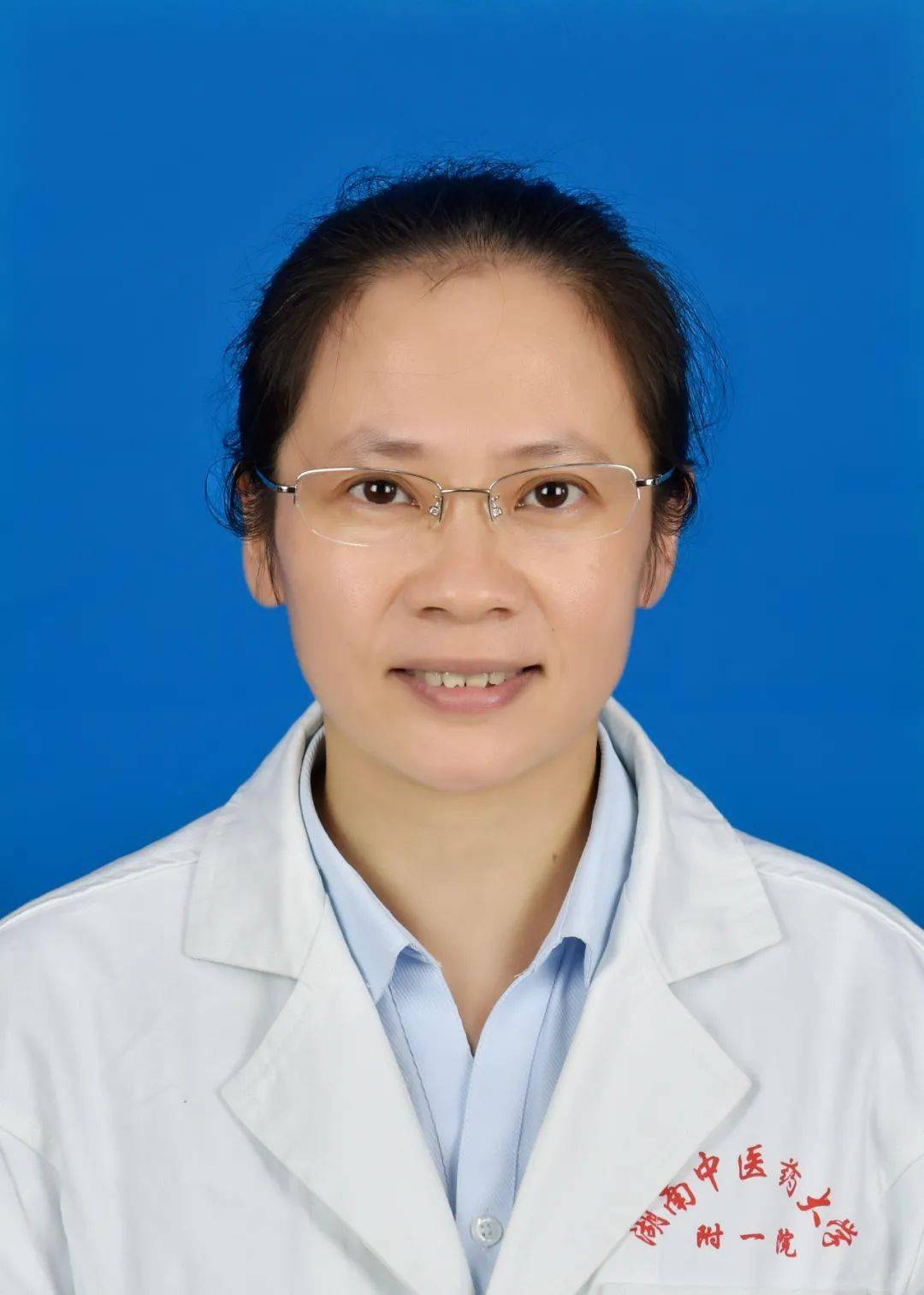 李英:中共党员,副教授,中医儿科学博士,副主任医师,第六批全国老中医