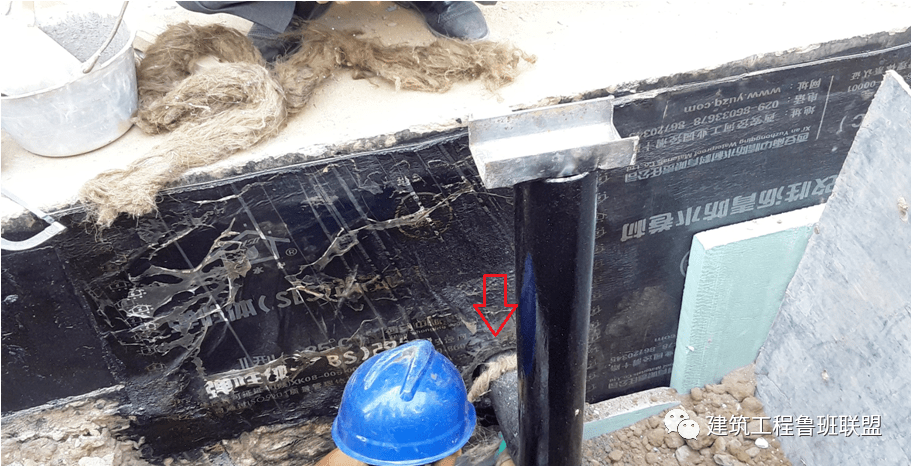 整改后采用油麻捻口,用水泥捻口密实:整改前穿墙套管采用砂浆封堵