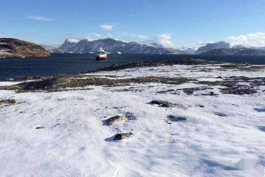 一个面积比新疆还大的岛屿,大部分地区被冰川覆盖,游客都不想去
