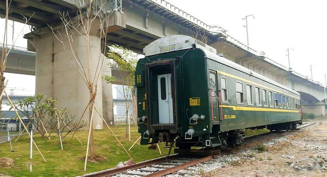 酷红皮绿皮火车头深夜开进桂城街头原来是