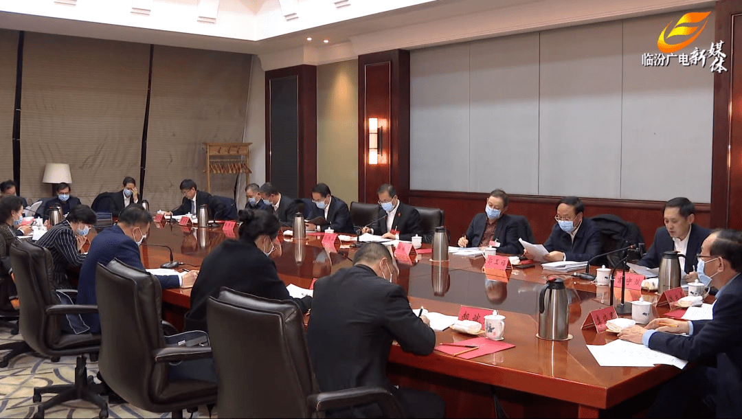 岳普煜,孙洪山,董一兵,李云峰,黄巍,陈纲等与代表们一同审议;市委常委