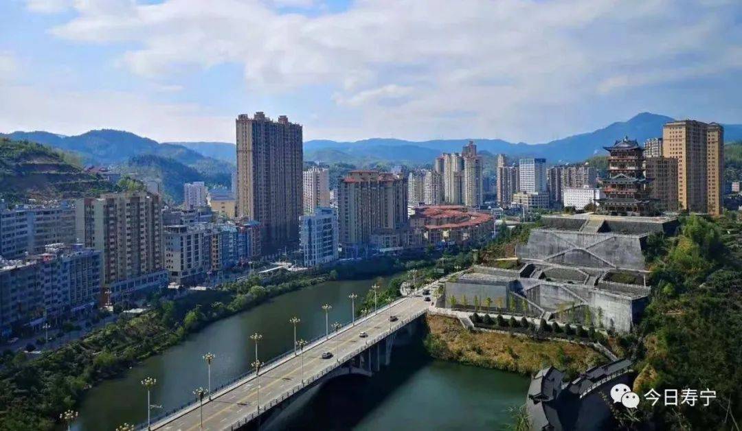 近日,位于寿宁县鳌阳镇东部新城的福寿大桥已完成主体建设,工人们正紧