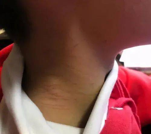 一张＂跪下的警察＂对比照刷屏（图）