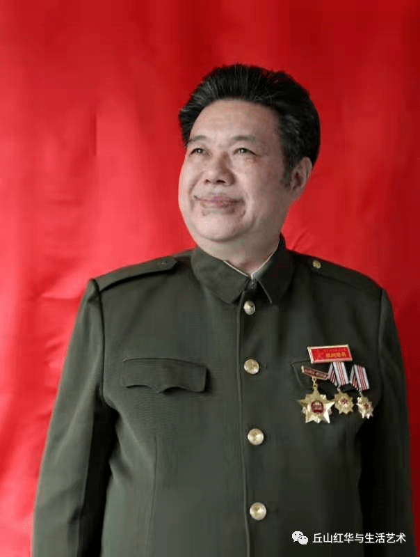 宣誓过300次的郑宏彪手捧红船模型演讲红船红中国