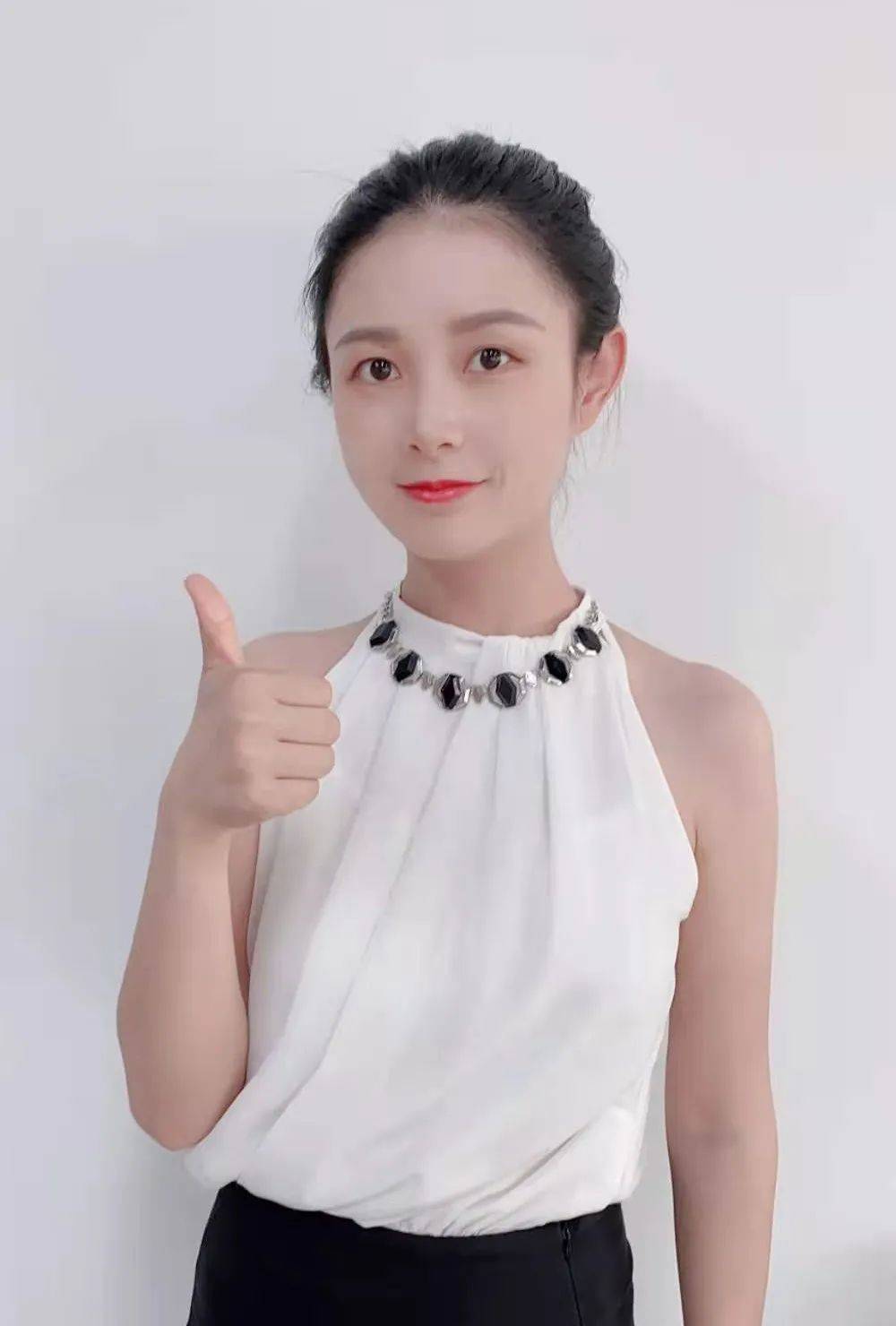 (第一排左起)长三角之声主持人 黄桢长三角之声主持人 沈蕾镇江文广