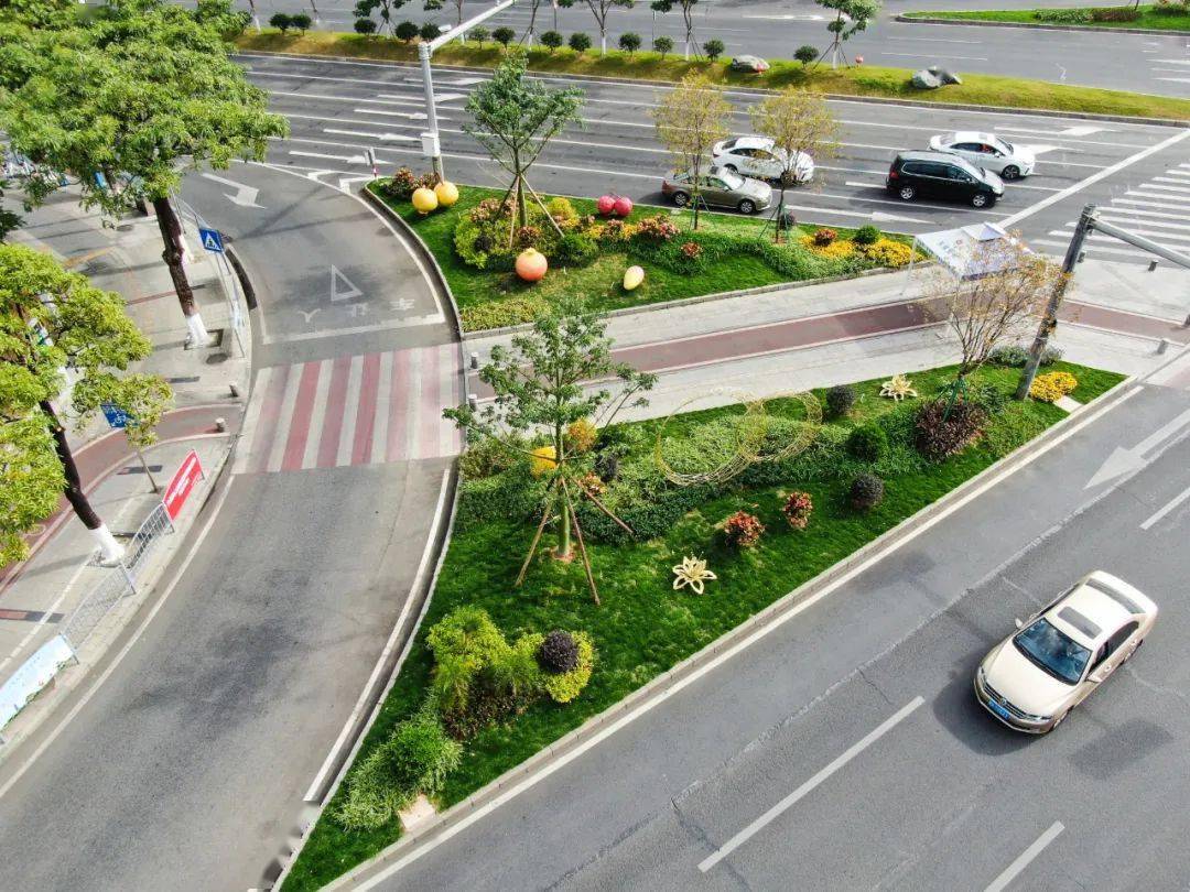 东城路御景大厦路口交通岛景点新种植的乔灌木,地被和新增的雕塑,景观