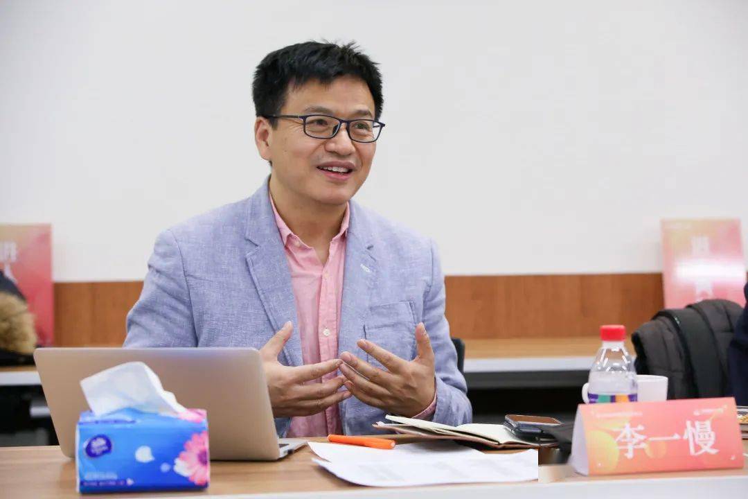 王雅萍:北京师范大学儿童文学博士,一线语文教师,《绘本一起读》主编