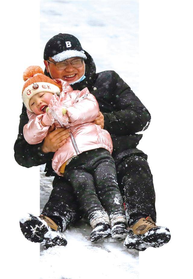 市民在雪中嬉戏 马军 摄