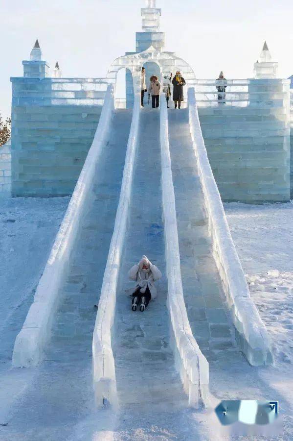 哈尔滨冰滑梯图片