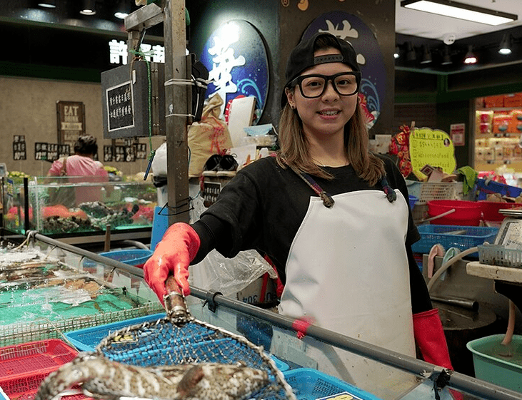 在菜市场卖鱼的香港90后女生