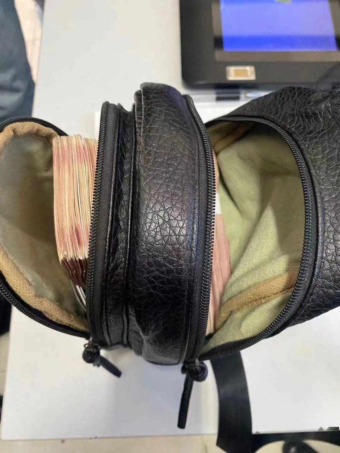 报告警察,888房间有人落下8万元现金!