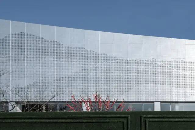 银白色穿孔铝板