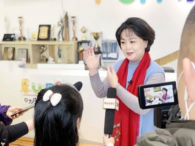 山东老乡鞠萍姐姐来陪青岛的小朋友们过年了这次她主持青岛少儿春晚