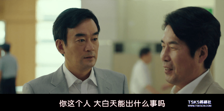 要说这李义植够惨. 回国之后,上一秒还笑着