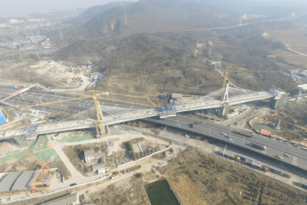国内最大跨度地铁斜拉桥合龙！_施工