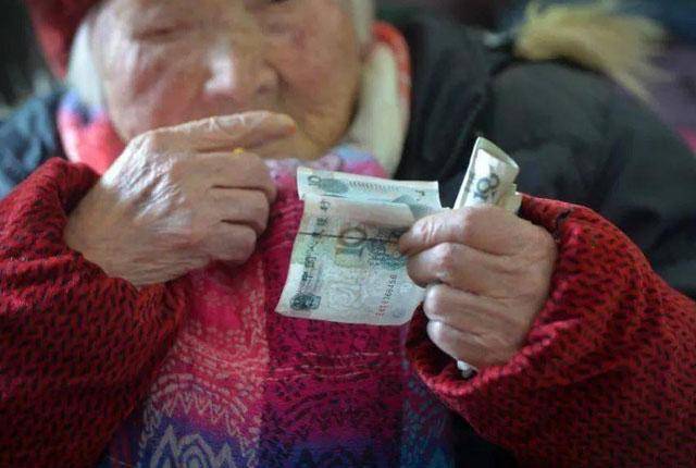 高龄老人注意:2大福利别错过,符合条件就领钱,农村老人也有份