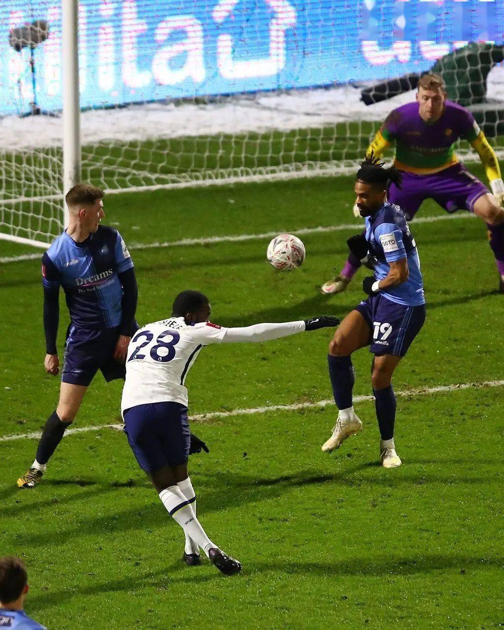 最后阶段连入3球晋级足总杯第五轮