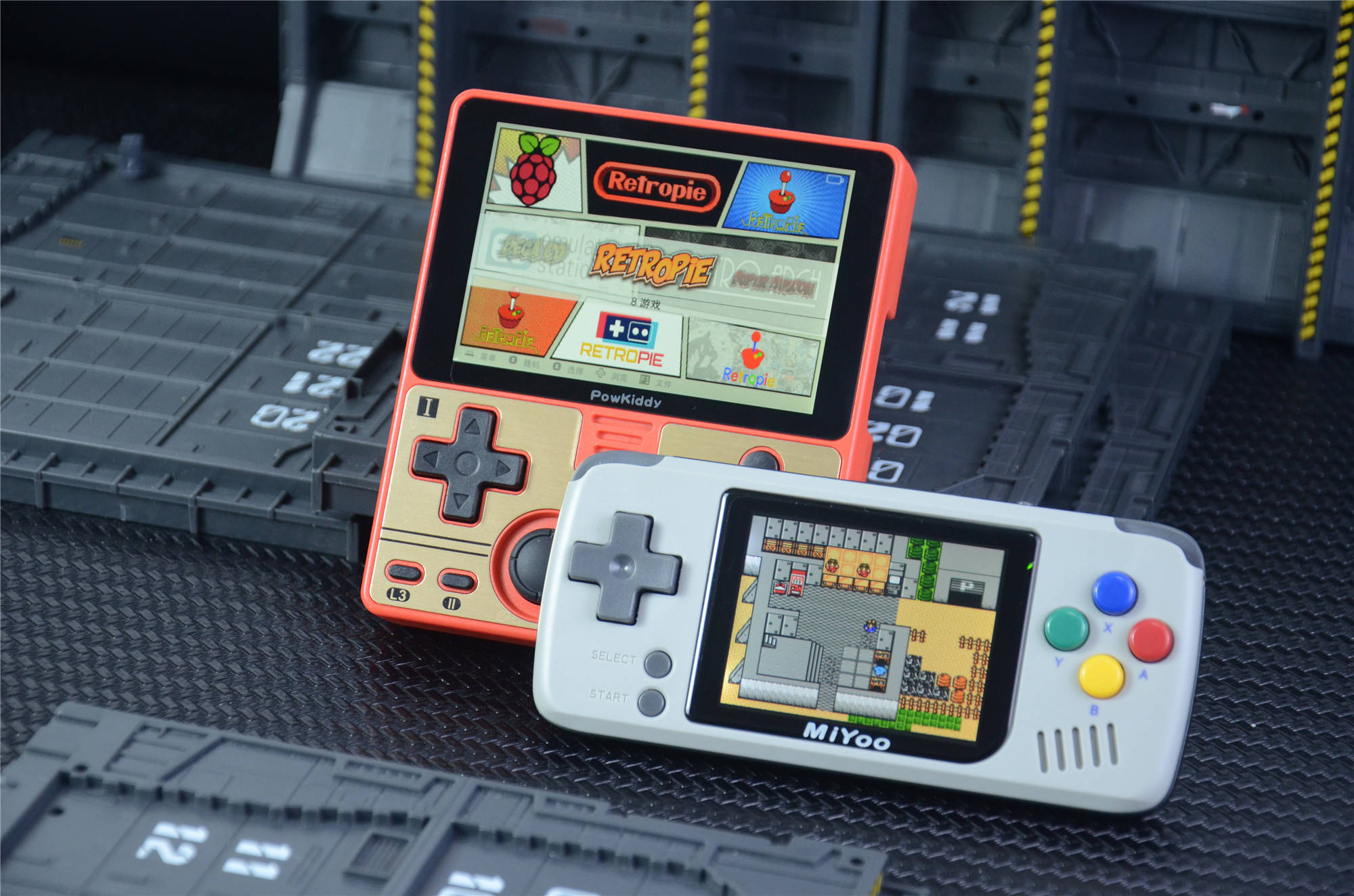 目前国产掌机的造型主要有竖版,横版以及翻盖.