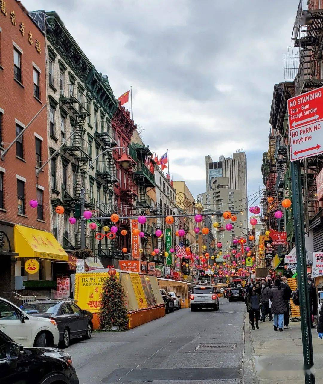 唐人街,更是热闹,彩灯在mott street上高悬.