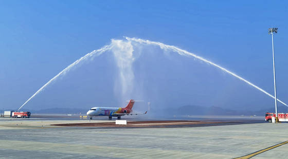 飞机|成都航空ARJ21飞机亮相天府国际机场参与第二阶段验证试飞