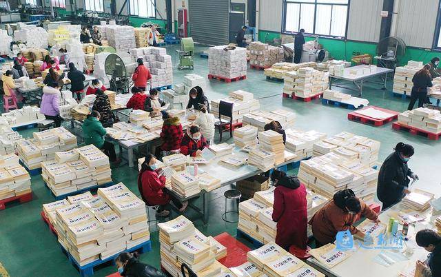 区的一家印刷企业车间内,一台台机器不停运转,自动化印刷和装订书籍