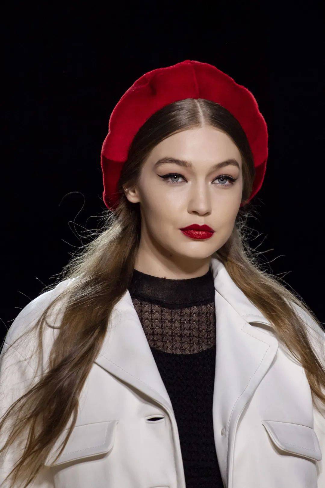 秀场上的圆脸模特这种戴法也适合有刘海的其他脸型,不要破坏本来的