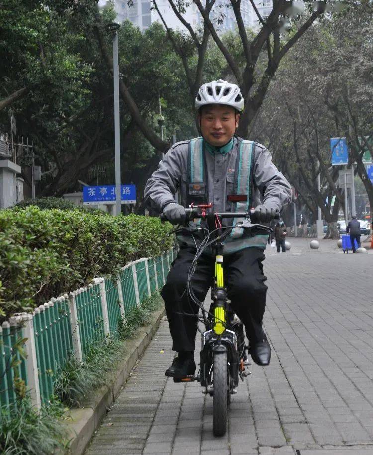 代驾十大 |绕车一周发现轮胎隐患,罗师傅毫不犹豫做出这样的举动