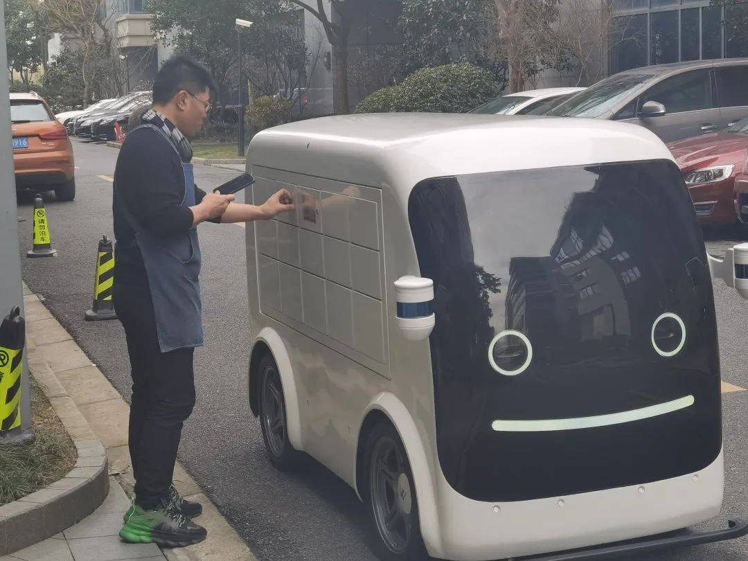 科技助力无接触配送,无人车"配送员"可可爱爱