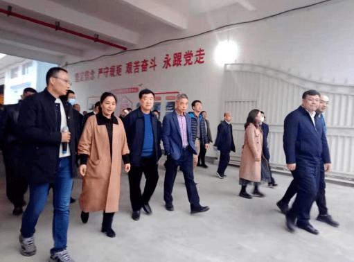 1月22日,安远县委书记严水石,县长肖斐杰带领全县副处级以上领导干部