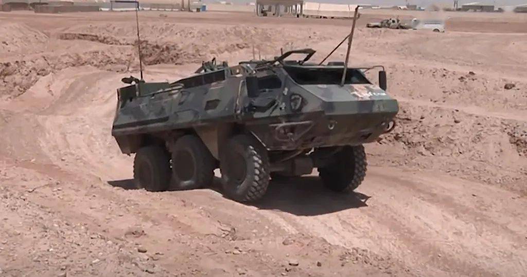 大眼睛高睫毛的芬兰帕提亚xa200系列轮式装甲车