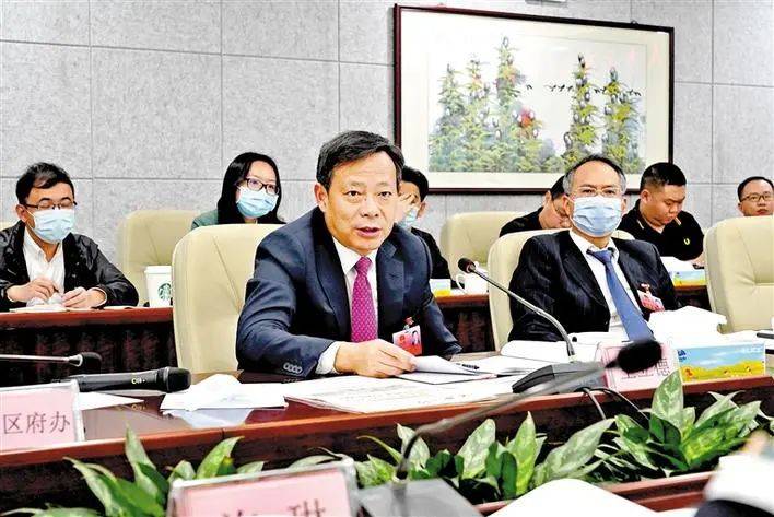 1月25日,区人大代表,区委副书记,区长王立德来到区六届人大七次会议