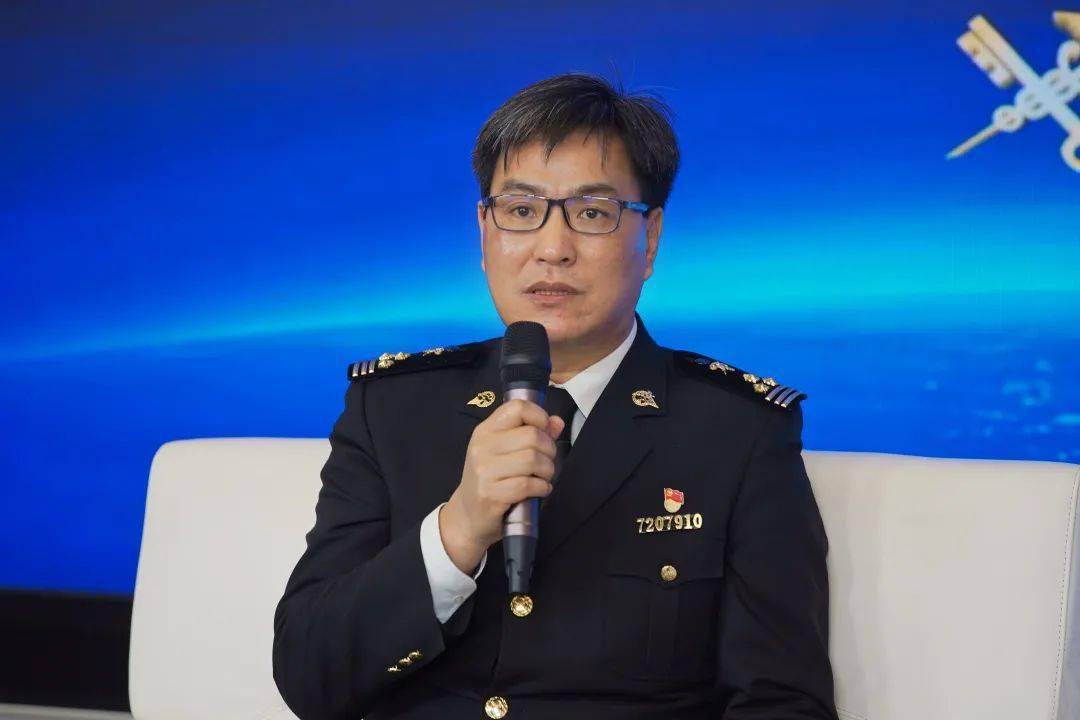 南宁海关副关长 陈竹对话嘉宾在南宁海关融媒体中心,部分媒体记者和