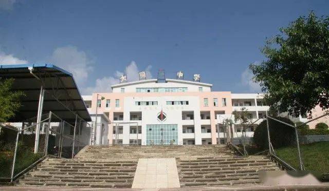 大同中学实拍图住马关公园里读文山大同中学;周边优质教育覆盖全龄