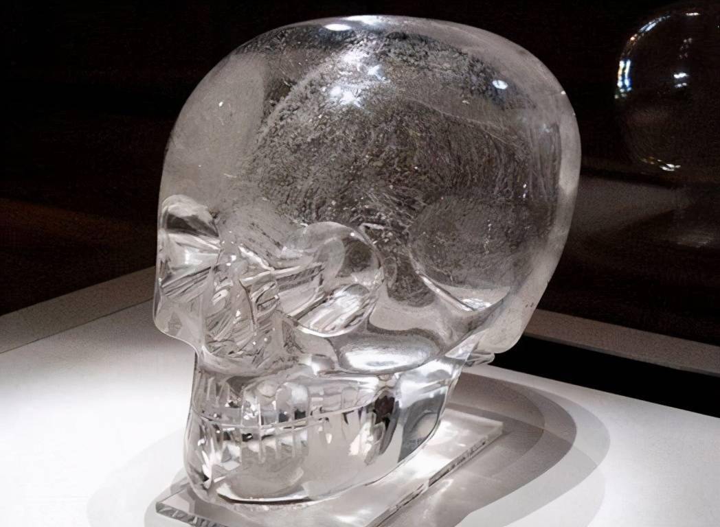 他们有可能遭遇了外星文明,而这个水晶头骨则是外星文明遗留下的痕迹